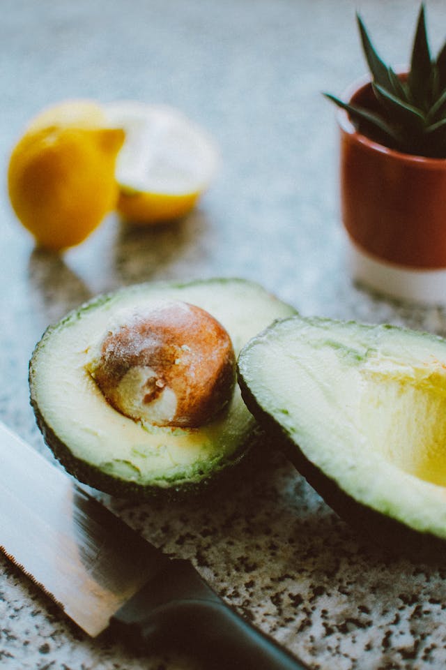 Secretele avocado-ului: cum să îl crești din sâmbure