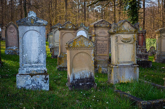 Poveștile vieții de acolo: descoperă Cimitirul Vesel din Săpânța și mesajele profunde de pe cruce