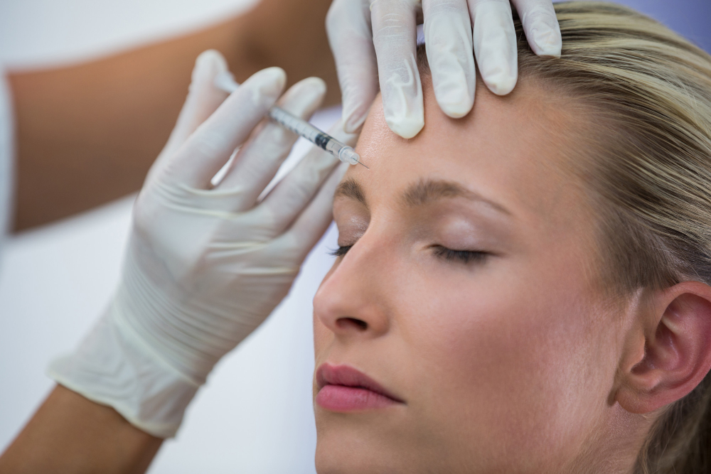 Botox frunte: Cum te poate ajuta botoxul să îți păstrezi tinerețea facială?